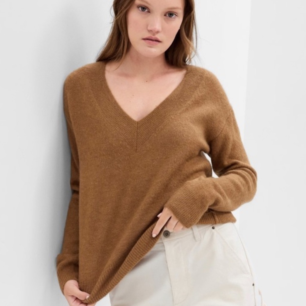 Gap Forever Cozy True Carmel Tan V-Neck Sweater. Size S . New